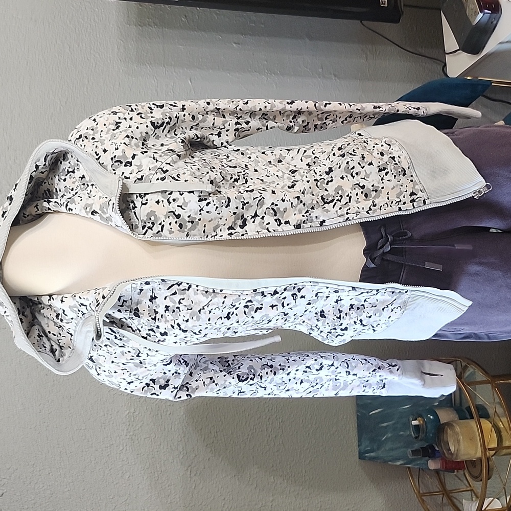Lululemon Athletica Silver/Gray Asana Jacket - Picture 15 of 15